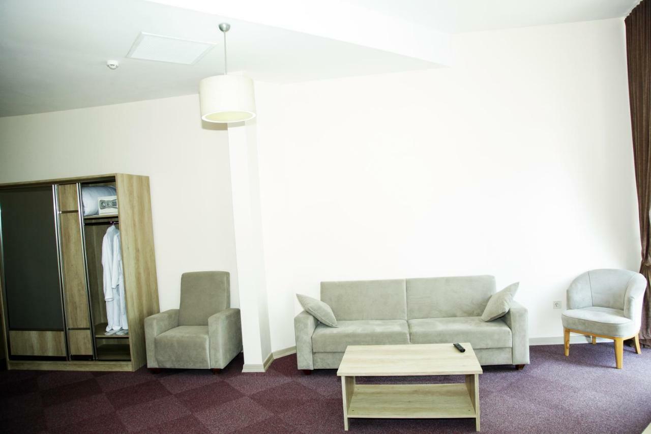 Hotel Grand Zugdidi Bagian luar foto