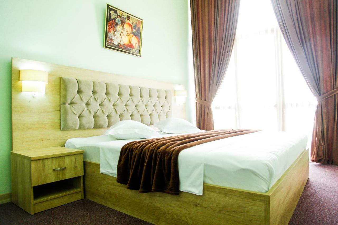 Hotel Grand Zugdidi Bagian luar foto