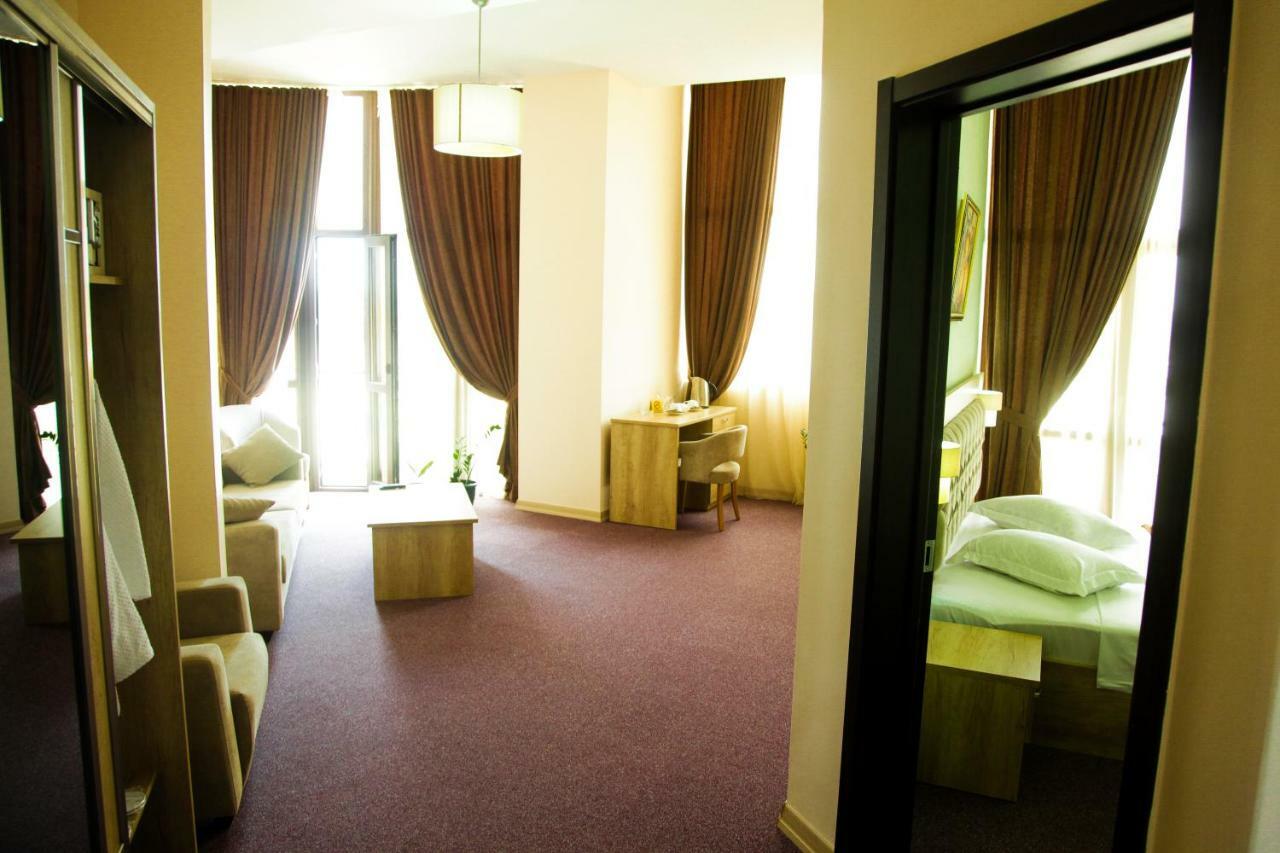 Hotel Grand Zugdidi Bagian luar foto
